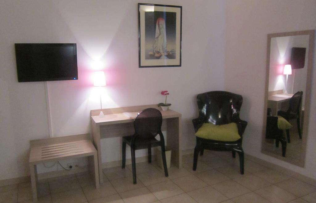 Uzès La Taverne מראה חיצוני תמונה